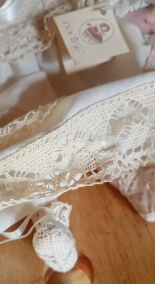Bambola vintage Nadine con abiti in pizzo