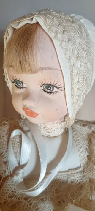 Bambola vintage Nadine con abiti in pizzo