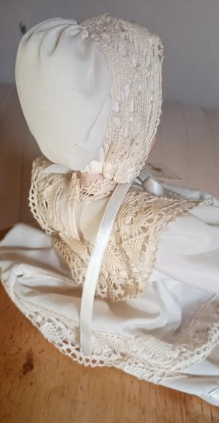 Bambola vintage Nadine con abiti in pizzo