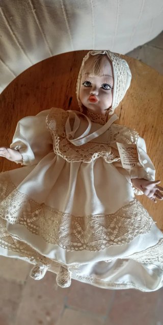 Bambola vintage Nadine con abiti in pizzo