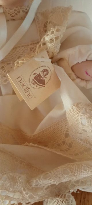 Bambola vintage Nadine con abiti in pizzo