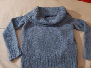 Jersey punto cuello vuelto Mango azul.