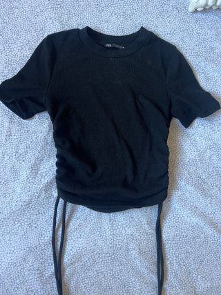 Camiseta Zara negra con cordones