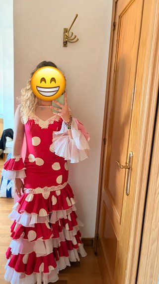 Vestido de flamenca rojo con lunares blancos
