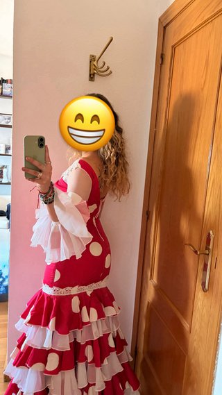 Vestido de flamenca rojo con lunares blancos