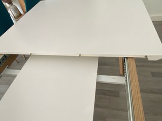 Mesa comedor extensible blanca y madera
