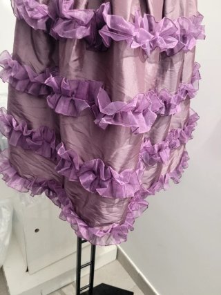 Vestido morado Dione con volantes