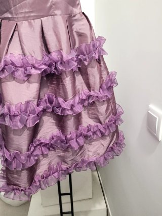 Vestido morado Dione con volantes