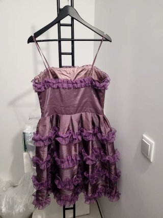 Vestido morado Dione con volantes