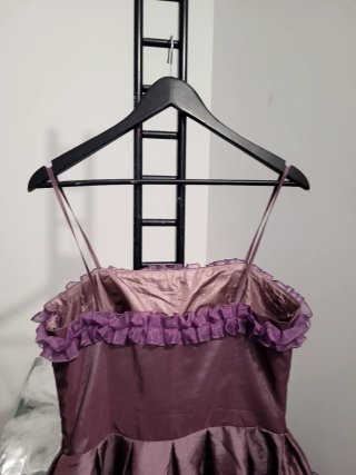 Vestido morado Dione con volantes