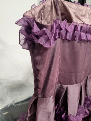 Vestido morado Dione con volantes