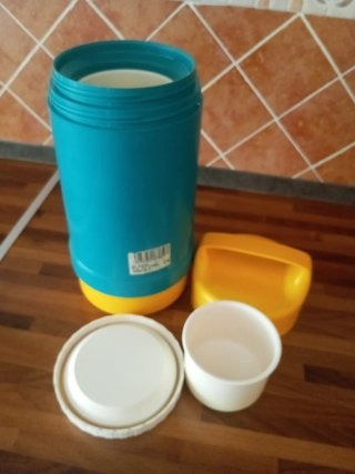 Termo azul y amarillo con asa