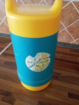 Termo azul y amarillo con asa