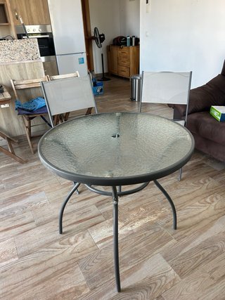 Mesa redonda cristal y silla terraza