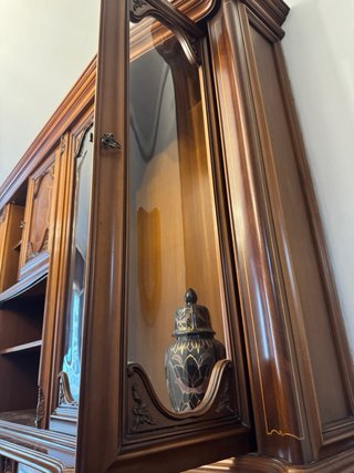 Mueble de madera con vitrinas