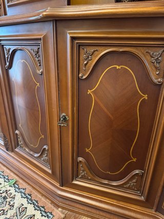 Mueble de madera con vitrinas