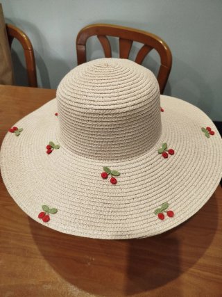 Sombrero de paja con cerezas