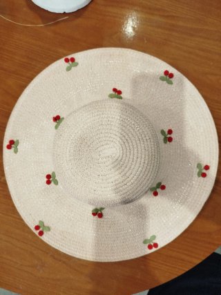 Sombrero de paja con cerezas