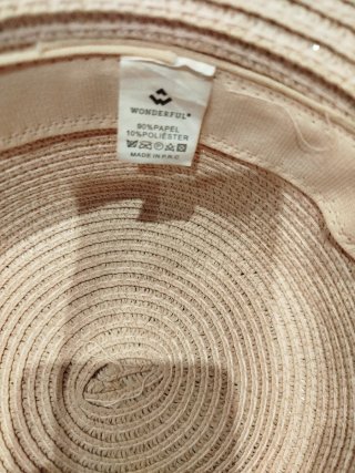 Sombrero de paja con cerezas