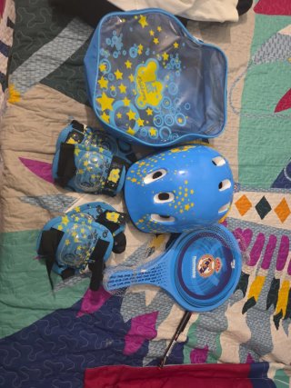 Casco y rodilleras infantiles con bolsa