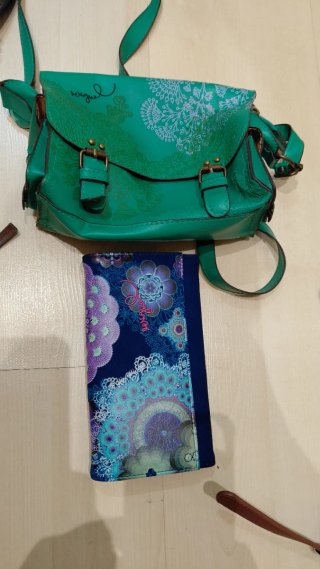 Son 4 bolsos de Desigual y una cartera.