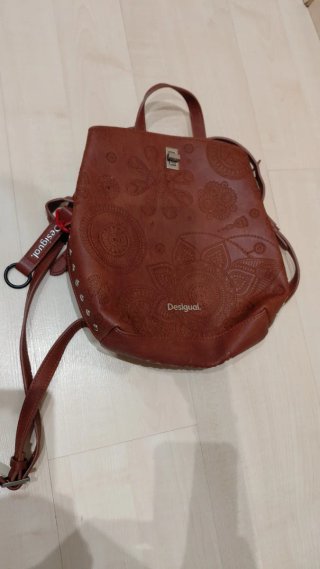 Son 4 bolsos de Desigual y una cartera.