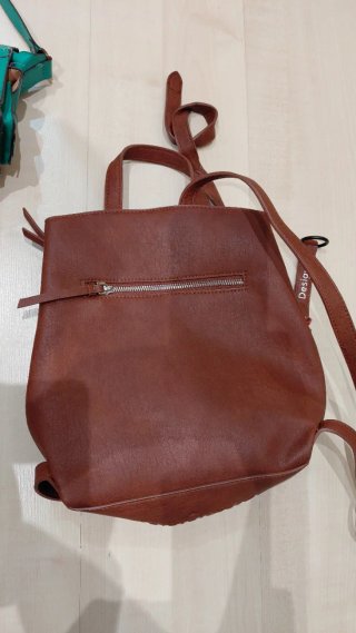 Son 4 bolsos de Desigual y una cartera.