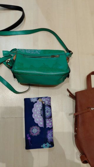 Son 4 bolsos de Desigual y una cartera.