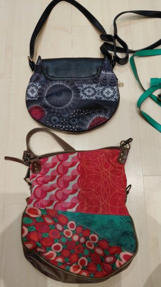 Son 4 bolsos de Desigual y una cartera.