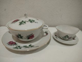 Sopera y salsera de porcelana con rosas