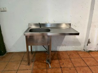 Fregadero industrial con grifo y pedal