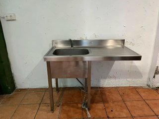 Fregadero industrial con grifo y pedal