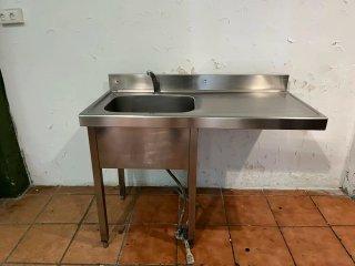 Fregadero industrial con grifo y pedal