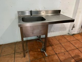 Fregadero industrial con grifo y pedal