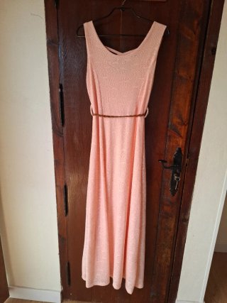 Vestido largo rosa con cinturón
