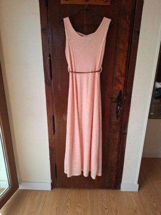 Vestido largo rosa con cinturón