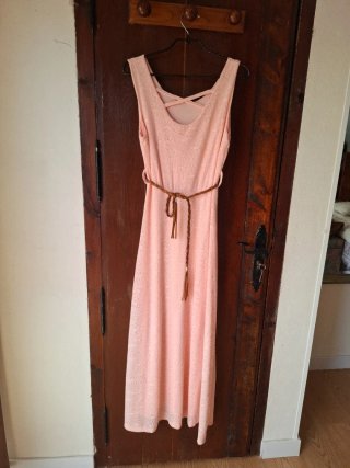 Vestido largo rosa con cinturón