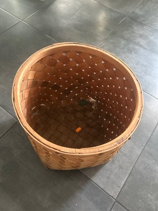 Cesto / Macetero de mimbre y madera