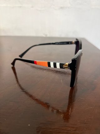 Gafas de sol negras y naranjas