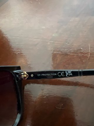 Gafas de sol negras y naranjas