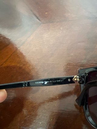 Gafas de sol negras y naranjas