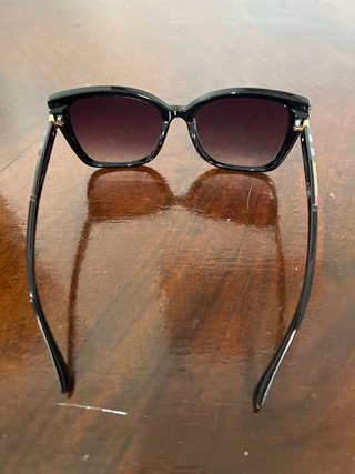 Gafas de sol negras y naranjas