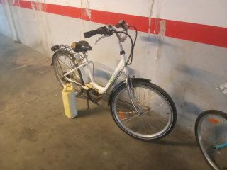 Bicicleta eléctrica blanca