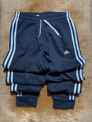 Chandal Adidas negro con diseño clásico.