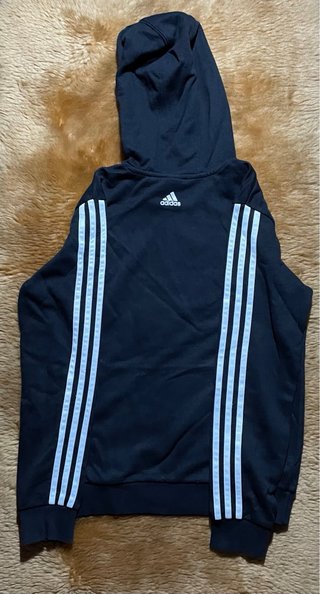 Chandal Adidas negro con diseño clásico.