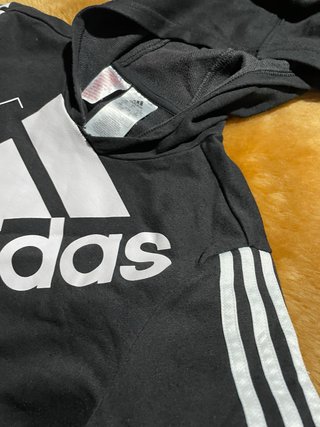 Chandal Adidas negro con diseño clásico.