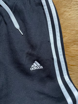 Chandal Adidas negro con diseño clásico.