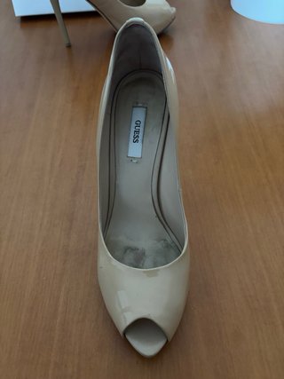 Tacones Guess nude de charol