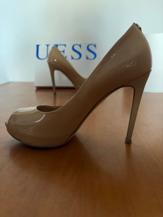 Tacones Guess nude de charol