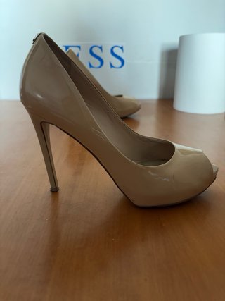 Tacones Guess nude de charol